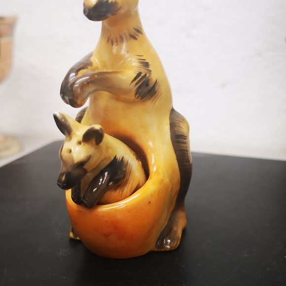 Kangaroo salt and pepper vintage EUC. - Picture 2 of 5